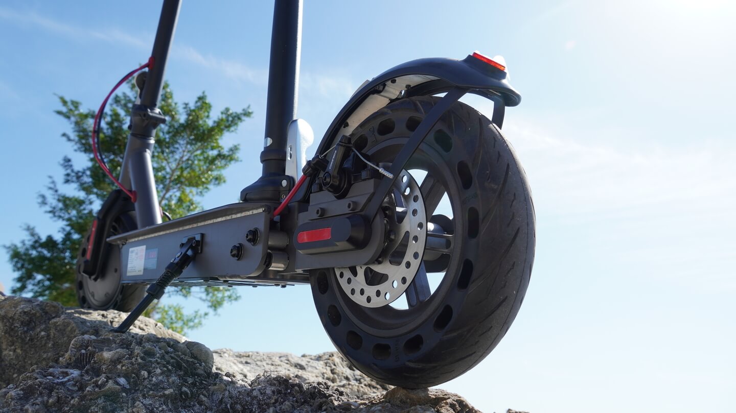 Safety-Guide-for-Riding-Electric-Scooter-Avoid-Injuries Hiboy